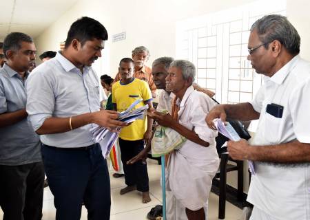 விருதுநகர் மாவட்ட ஆட்சியர் அலுவலக கூட்டரங்கில் மக்கள் குறைதீர்க்கும் நாள் கூட்டம்