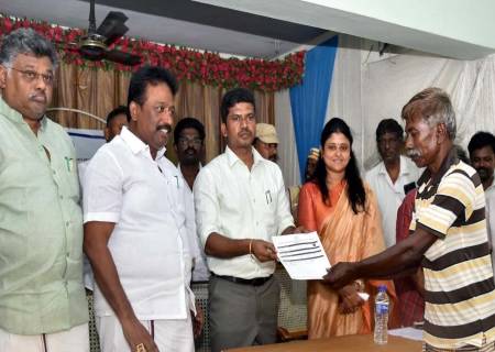 உங்களுடன் ஸ்டாலின் முகாம் நடைபெற்று வருவதை மாவட்ட ஆட்சித்தலைவர்  அவர்கள் நேரில் சென்று பார்வையிட்டார்.