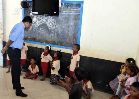 விருதுநகர் மற்றும் அருப்புக்கோட்டை ஊராட்சி ஒன்றியப் பகுதிகளில் நடைபெற்று வரும் பல்வேறு வளர்ச்சி திட்டப்பணிகள் குறித்து மாவட்ட ஆட்சித்தலைவர் அவர்கள் நேரில் சென்று ஆய்வு செய்தார்.