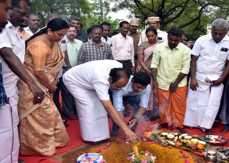 மல்லாங்கிணறு பேரூராட்சியில் உள்ள அரசு ஆரம்ப சுகாதார நிலையத்தில்  பொது சுகாதார அலகு கூடுதல் கட்டடம் கட்டுவதற்குநிதி, சுற்றுச்சூழல் மற்றும் காலநிலை மாற்றத்துறை அமைச்சர் அவர்கள் அடிக்கல் நாட்டி பணிகளை துவக்கி வைத்தார்.