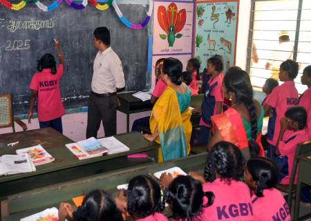 ஆனைக்குளம் கிராமத்தில் கஸ்தூரிபா காந்தி பாலிகா வித்யாலயா உண்டு, உறைவிடப் பள்ளியினை மாவட்ட ஆட்சித்தலைவர் அவர்கள் நேரில் சென்று  ஆய்வு செய்தார்.