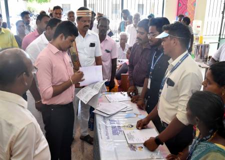 உங்களுடன் ஸ்டாலின் முகாம் நடைபெற்று வருவதை மாவட்ட ஆட்சித்தலைவர் அவர்கள் நேரில் சென்று பார்வையிட்டார்.