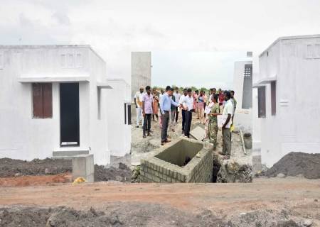 திருச்சுழி ஊராட்சி ஒன்றியம் சென்னிலைக்குடி ஊராட்சியில் புதிதாக தந்தை பெரியார் நினைவு சமத்துவபுரம்  கட்டப்பட்டு வருவதை மாவட்ட ஆட்சித்தலைவர் அவர்கள் நேரில் சென்று  கட்டுமான பணிகள் மற்றும் தரம் குறித்து ஆய்வு. 