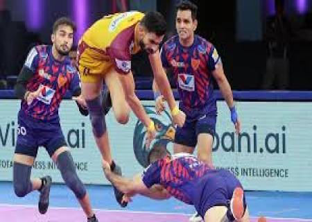 கபடி லீக் 12வது சீசன் டில்லி அணி, 12 புள்ளிகளுடன் முதலிடத்தில் நீடிக்கிறது.