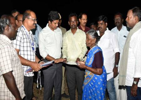 சாத்தூர் வட்டம் பந்துவார்பட்டியில் ஆதிதிராவிடர் நலத்துறை மூலம் இ-பட்டாவினை உரிய 12 பயனாளிகளுக்கு மாவட்ட ஆட்சித் தலைவர்அவர்கள் வழங்கினார்.