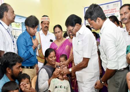 போலியோ சொட்டு மருந்து வழங்கும் முகாமினை  அமைச்சர்  அவர்கள் தொடங்கி வைத்தார்.