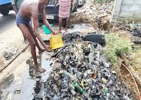 ராஜபாளையம் கால்வாய்களில் மழைக் காலங்களின் போது பிளாஸ்டிக் கழிவுகள் அடைப்பால் துாய்மை பணியாளர்கள் சிரமத்திற்கு உள்ளாகினர்.