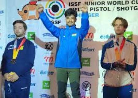 இந்தியாவின் தனுஷ் (10 மீ., 'ஏர் ரைபிள்') காது கேளாதோர் ஒலிம்பிக் துப்பாக்கி சுடுதலில் தங்கம் வென்றார்.