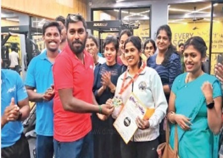 சிவகாசி அருகே நாரணாபுரம் கண்ணா நகரை சேர்ந்த பாண்டிமாதேவி சர்வதேச பளுதுாக்கும் போட்டியில் தங்கம் வென்றார்.