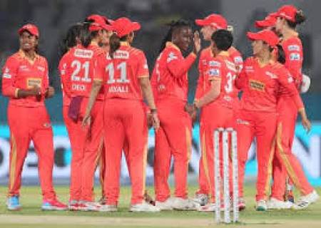 பெண்கள் பிரிமியர் லீக் போட்டியில் குஜராத் அணி 4 ரன் வித்தியாசத்தில் வெற்றி பெற்றது.