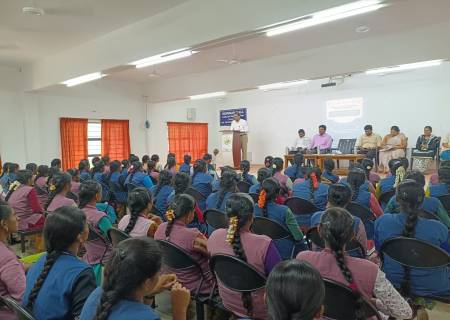 இராஜபாளையம் ராஜூக்கள் கலை மற்றும் அறிவியல் கல்லூரியில் குழந்தை திருமணத்தை தடுத்து, குழந்தைகள் பாதுகாப்பை உறுதிசெய்ய கல்லூரி மாணவர்களிடம் விழிப்புணர்வு கருத்தரங்கம்.