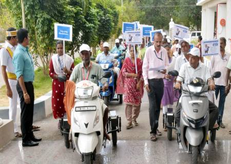 வாக்காளர் அனைவரும் 100 சதவீதம் வாக்களிப்பதை வலியுறுத்தி, மாற்றுத்திறனாளிகள் கலந்து கொண்ட மோட்டார் பொருத்தப்பட்ட மூன்று சக்கர வாகன விழிப்புணர்வு பேரணி.