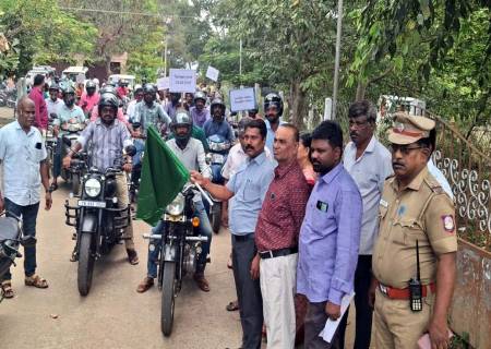 இராஜபாளையத்தில் 100 சதவீதம் வாக்களிப்பதை வலியுறுத்தி நடைபெற்ற மோட்டார் சைக்கிள் வாகன விழிப்புணர்வு பேரணி நடைபெற்றது.