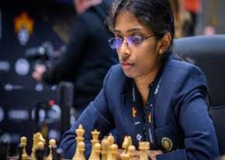 தமிழக வீராங்கனை வைஷாலிகேண்டிடேட்ஸ் செஸ் போட்டியில்உலக சாம்பியன் ஷிப்புக்கு தகுதி.