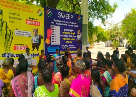 விருதுநகர் மாவட்டத்தில், கடந்த பாராளுமன்றத் தேர்தலில் குறைந்த வாக்குப்பதிவினை பெற்ற பகுதிகளில் வாக்களிப்பதன் அவசியத்தை எடுத்துரைக்கும் விதமாக, வாக்காளர் விழிப்புணர்வு நிகழ்ச்சிகள் நடைபெற்றன.