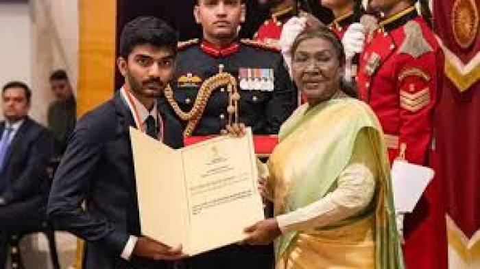 ஜனாதிபதி திரவுபதி முர்மு 'கேல் ரத்னா' விருது வழங்கினார். தமிழகத்தை சேர்ந்த ஐந்து பேர் விருது பெற்றனர்.