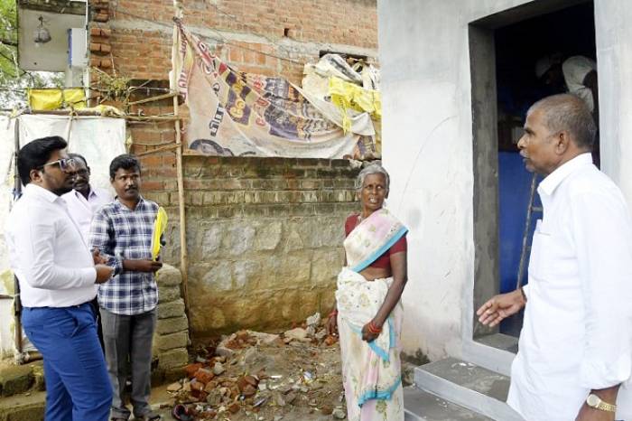 இராஜபாளையம் ஊராட்சி ஒன்றியத்திற்குட்பட்ட பல்வேறு பகுதிகளில் நடைபெற்று வரும் வளர்ச்சி திட்டப் பணிகள் குறித்து  மாவட்ட ஆட்சித்தலைவர் அவர்கள்ஆய்வு செய்தார்.