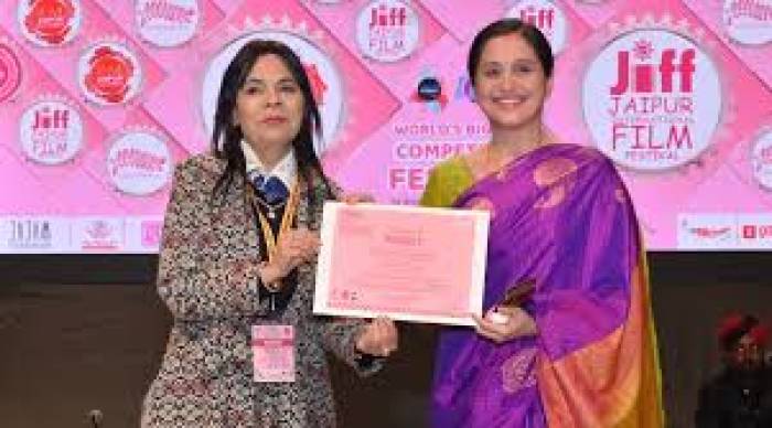 தேவயானி  முதன்முறையாக இயக்கிய “ கைக்குட்டை ராணி' 17வது ஜெய்ப்பூர் சர்வதேச திரைப்பட விழாவில் சிறந்த குழந்தைகள் குறும்படத்திற்கான விருதை பெற்றது.