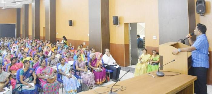 தேசிய பெண் குழந்தைகள் தினம் - 2025 முன்னிட்டு நடைபெற்ற மேல்நிலைப்பள்ளி, உயர்நிலைப்பள்ளி ஆசிரியைகளுக்கான பயிற்சி முகாமினை மாவட்ட ஆட்சித்தலைவர்  அவர்கள் துவக்கி வைத்தார்.