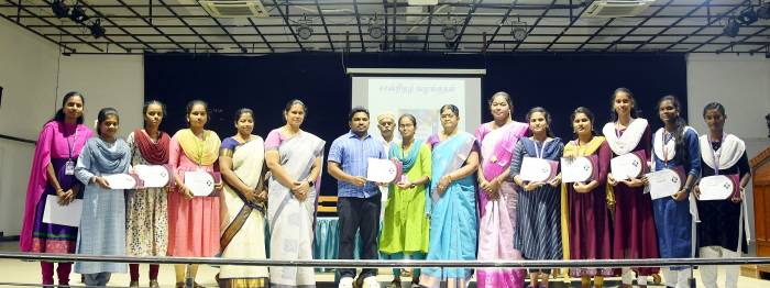 தேசிய பெண் குழந்தைகள் தினம்- 2025- ஐ முன்னிட்டு, தகவல் வளமையம் வாசகர் வட்டம் சார்பாக நடைபெற்ற நிகழ்ச்சியில் சிறந்த வாசகர்களுக்கு மாவட்ட ஆட்சித்தலைவர் அவர்கள் மாணவர்களுக்கு சான்றிதழ்களை வழங்கினார்