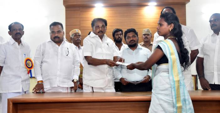 வெடி விபத்தில் உயிரிழந்த மற்றும் காயமடைந்தவர்களுக்கு முதலமைச்சர் பொது நிவாரண நிதியிலிருந்து நிவாரணத் தொகைக்கான காசோலைகளை வருவாய் மற்றும் பேரிடர் மேலாண்மைத்துறை அமைச்சர்  அவர்கள் வழங்கினார்.