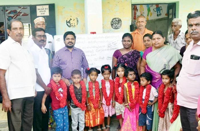 2025 -26 ஆம் கல்வியாண்டிற்கான மாணவர் சேர்க்கையினை மாவட்ட ஆட்சித்தலைவர்  அவர்கள் துவக்கி வைத்து, புதிதாக சேர்க்கை பெற்ற மாணவர்களுக்கு நோட்டு புத்தகங்கள் மற்றும் எழுது பொருட்கள் வழங்கினார்.