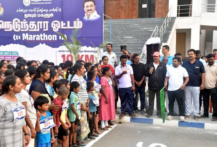 சர்வதேச மகளிர் தினத்தினை முன்னிட்டு நடைபெற்ற தாயும் மகனும் இணைந்து ஓடும் நெடுந்தூர  விழிப்புணர்வு  ஓட்டப்போட்டியினை மாவட்ட ஆட்சித்தலைவர் அவர்கள் கொடியசைத்து தொடங்கி வைத்தார்.