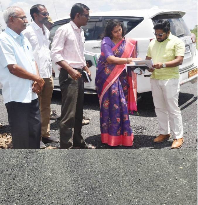 சிவகாசி மற்றும் திருவில்லிபுத்தூர் பகுதிகளில் நடைபெற்று வரும் வளர்ச்சி திட்டப் பணிகள் குறித்து  மாவட்ட ஆட்சித்தலைவர்  அவர்கள் நேரில் சென்று பார்வையிட்டு ஆய்வு செய்தார்.