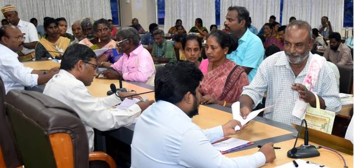 மக்கள் குறைதீர்க்கும் நாள் கூட்டத்தில் பல்வேறு நலத்திட்ட உதவிகளை மாவட்ட ஆட்சித்தலைவர்அவர்கள் வழங்கினார்.