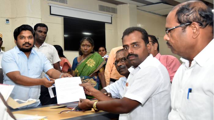 சிற்றுந்து புதிய வழித்தடத்திற்கு அனுமதி வழங்குவது குறித்த செயல்முறை ஆணையினை மாவட்ட ஆட்சித்தலைவர்  அவர்கள் வாகன உரிமையாளர்களுக்கு வழங்கினார்.