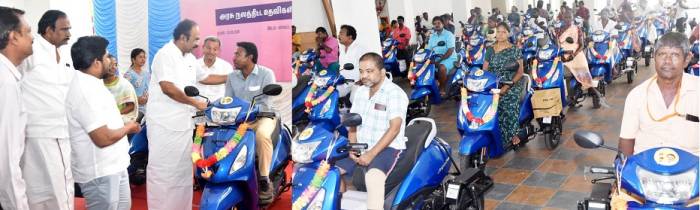 மாற்றுத்திறனாளிகளுக்குரூ.68.21 இலட்சம்  மதிப்பிலான இணைப்பு சக்கரம் பொருத்தப்பட்ட மோட்டார் இருசக்கர வாகனங்களை  நிதி, சுற்றுச்சூழல் மற்றும் காலநிலை மாற்றத்துறை அமைச்சர்  அவர்கள் வழங்கினார்.
