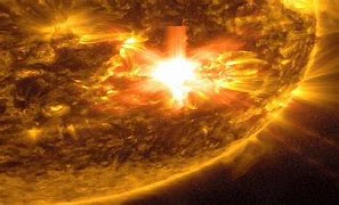 சூரியனிலிருந்து வரும் ஆபத்தான கதிர்களை  தடுக்கும் காந்தப்புல மாற்றம்