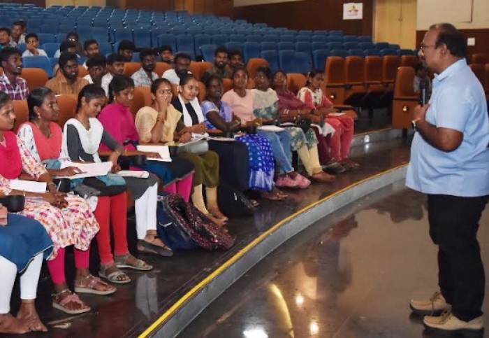 மாவட்ட நிர்வாகம் மற்றும் மாவட்ட வேலைவாய்ப்பு மற்றும் தொழில்நெறி வழிகாட்டும் மையம் இணைந்து காவல் ஆய்வாளர் சார்புத்தேர்வுகளுக்கு விண்ணப்பித்துள்ள தேர்வர்களுக்கு ஒரு நாள் கருத்தரங்கம் நடைபெற்றது.