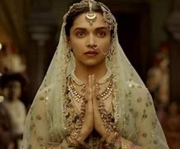 கதாநாயகி அந்தஸ்து பாதிக்காத வகையில் தீபிகாவின் ரோல் .ஷாருக்கான் மகளுக்கு அம்மாவாக தீபிகா .