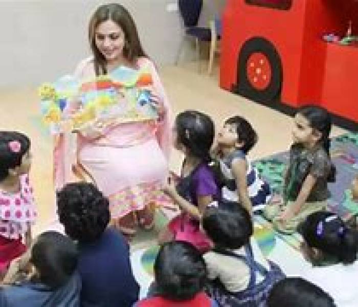 பள்ளி ஆசிரியராக இருந்த முகேஷ் அம்பானியின் மனைவி நீதா அம்பானியின்  சம்பளம் ரூ 800/-