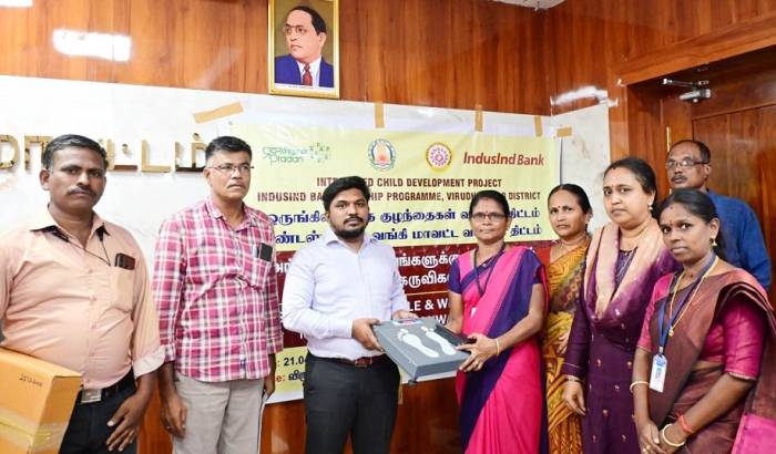 ஒருங்கிணைந்த குழந்தைகள் வளர்ச்சி திட்டம் மற்றும் பிரதான் இண்டஸ்இண்ட் வங்கி சார்பில், 200 அங்கன்வாடி மையங்களுக்கு எடை மற்றும் உயரம் அளவிடும் கருவிகளை மாவட்ட ஆட்சித்தலைவர்  அவர்கள் வழங்கினார்.