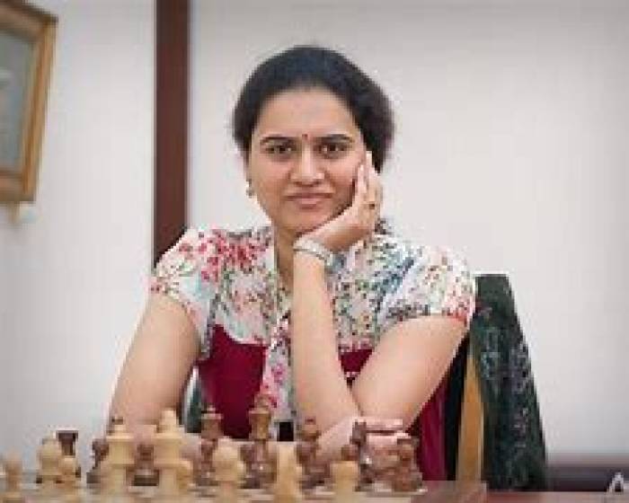 செஸ்   இந்தியாவின் ஹம்பி 5.5 புள்ளிகளுடன் முதலிடத்துக்கு முன்னேறினார்.