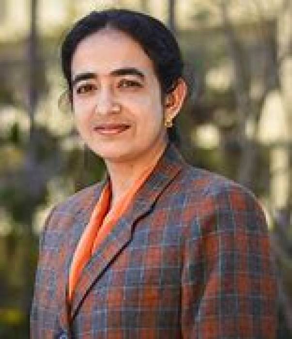 துப்பாக்கி சுடுதலில் வெள்ளிப் பதக்கத்தை  பெற்ற இந்திய வீராங்கனை  சிம்ரன்பிரீத் கவுர் .