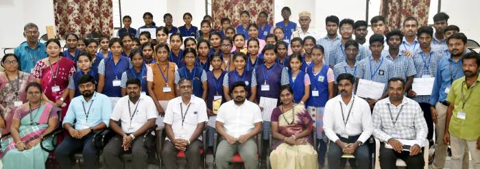 தமிழ்நாடு மேல்நிலை பள்ளி மாணவர்களுக்கான தலைமைத்துவ  மேம்பாட்டு  பயிற்சி  நிறைவு விழா  மாவட்ட ஆட்சித்தலைவர் அவர்கள் தலைமையில் நடைபெற்றது.