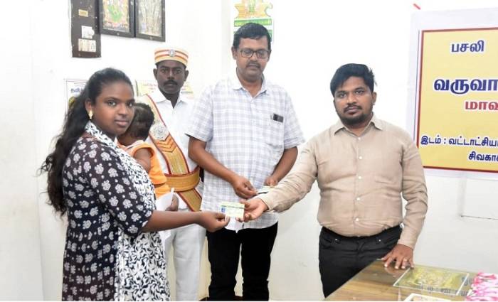 1434-ஆம் பசலி ஆண்டு வருவாய் தீர்வாயம் (ஜமாபந்தி) மூன்றாம் நாள் வருவாய்த் தீர்வாய அலுவலர் மற்றும்  மாவட்ட ஆட்சித்தலைவர் அவர்கள் மனுக்களை பெற்றுக்கொண்டார்.