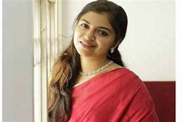 டப்பிங் கலைஞராக இருந்து நடிகையாக மாறியவர் ரவீணா ரவி