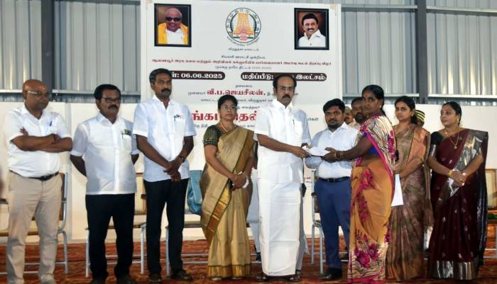 வெடி விபத்தில் உயிரிழந்தவர்களின் வாரிசுதாரர்கள் மற்றும் காயமடைந்தவர்கள் என 10 நபர்களுக்கு   முதலமைச்சர் பொது நிவாரண நிதிக்கான காசோலைகளை  அமைச்சர்  அவர்கள் வழங்கினார்.