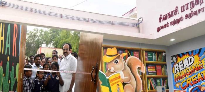 சிவகாசி மாநகராட்சி அறிவுசார் மையத்தில் ரூ.6 இலட்சம் மதிப்பில் அமைக்கப்பட்டுள்ள குழந்தைகளுக்கான காமிக்ஸ் நூலகத்தினை  அமைச்சர்  அவர்கள் பயன்பாட்டிற்கு திறந்து வைத்தார்.
