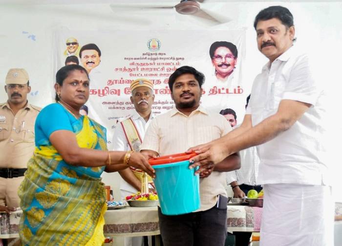 தூய்மை பாரத இயக்கம் திடக்கழிவு மேலாண்மைத் திட்டத்தின் கீழ், அனைத்து குடியிருப்புகளுக்கும் மக்கும் மற்றும் மக்காத குப்பைத் தொட்டிகளை  மாவட்ட ஆட்சித்தலைவர்  அவர்கள் வழங்கினார்.