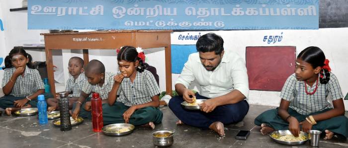 மெட்டுக்குண்டு ஊராட்சியில் உள்ள ஊராட்சி ஒன்றிய தொடக்கப்பள்ளியில் முதலமைச்சரின் காலை உணவு திட்டத்தின் மூலம் மாணவர்களுக்கு வழங்கப்படும் உணவின் தரம் பயன்பெறும் மாணவர்கள் குறித்து பார்வையிட்டு ஆய்வு