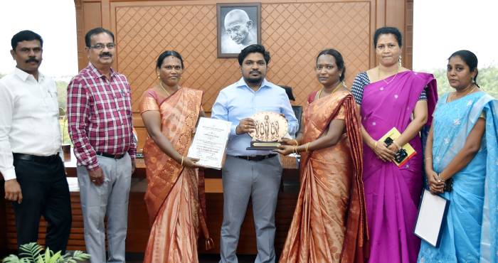 மணிமேகலை விருதினை பெற்ற விருதுநகர் மாவட்டம் விருதுநகர் நகராட்சி ஜெயம் மகளிர் சுய உதவி குழு மற்றும் இராஜபாளையம் நகராட்சி 16 வது வார்டு நகர்ப்புற அளவிலான கூட்டமைப்பு.