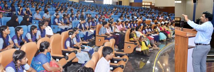 அரசு மற்றும் அரசு உதவி பெறும் பள்ளிகளில் 12 ஆம் வகுப்பில் சிறந்த மதிப்பெண்கள் பெறும் மாணவர்கள், பழங்குடியினர் பிரிவு மாணவர்கள் மற்றும் மாற்றுத்திறனாளி மாணவர்களுக்கான உயர்கல்வி வழிகாட்டுதல் நிகழ்ச்சி