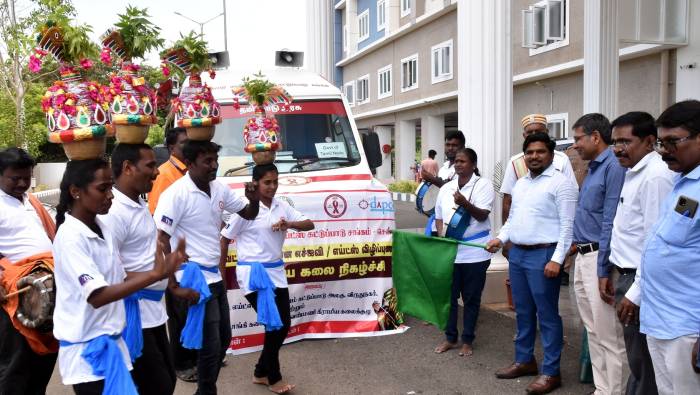 உலக குருதிக்கொடையாளர்கள் தினம்-2025 முன்னிட்டு இரத்த தானம் செய்த கொடையாளர்களுக்கு மாவட்ட ஆட்சித்தலைவர் அவர்கள் பாராட்டுச்சான்றிதழ்கள் மற்றும் கேடயங்களை வழங்கினார்கள்.