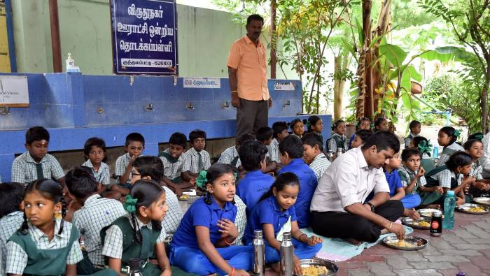 குந்தலப்பட்டி ஊராட்சி ஒன்றிய தொடக்கப்பள்ளியில் மாவட்ட ஆட்சித்தலைவர் அவர்கள்  முதலமைச்சரின் காலை உணவுத் திட்டத்தின் கீழ் வழங்கப்படும் உணவின் தரம் குறித்து ஆய்வு