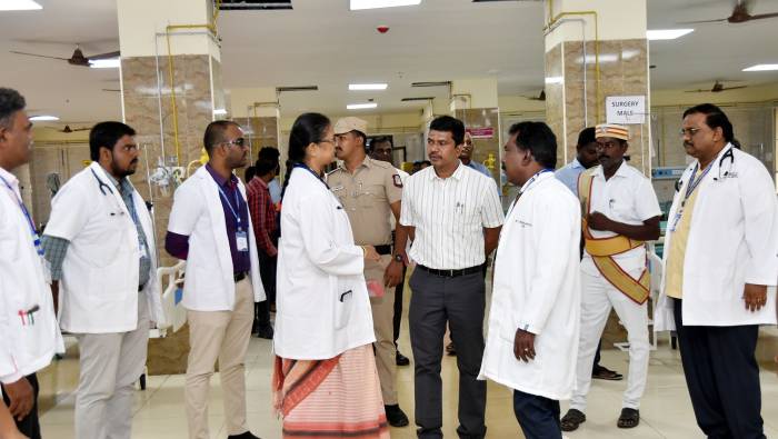 விருதுநகர் மாவட்ட அரசு மருத்துவக்கல்லூரி மருத்துவமனையில் மாவட்ட ஆட்சித்தலைவர் அவர்கள் நேரில் சென்று ஆய்வு செய்தார்.
